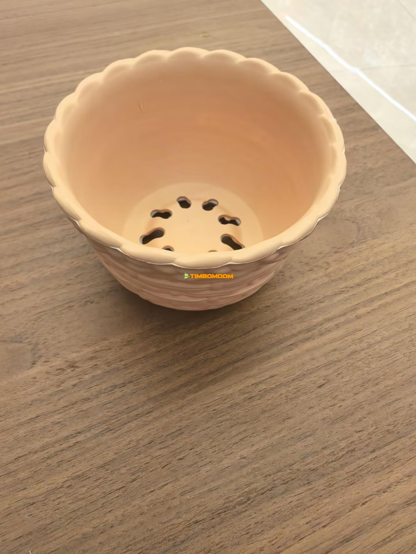 Plastic Flower Pot with Patterned Rim Plastic Flower Pot with Patterned Rim