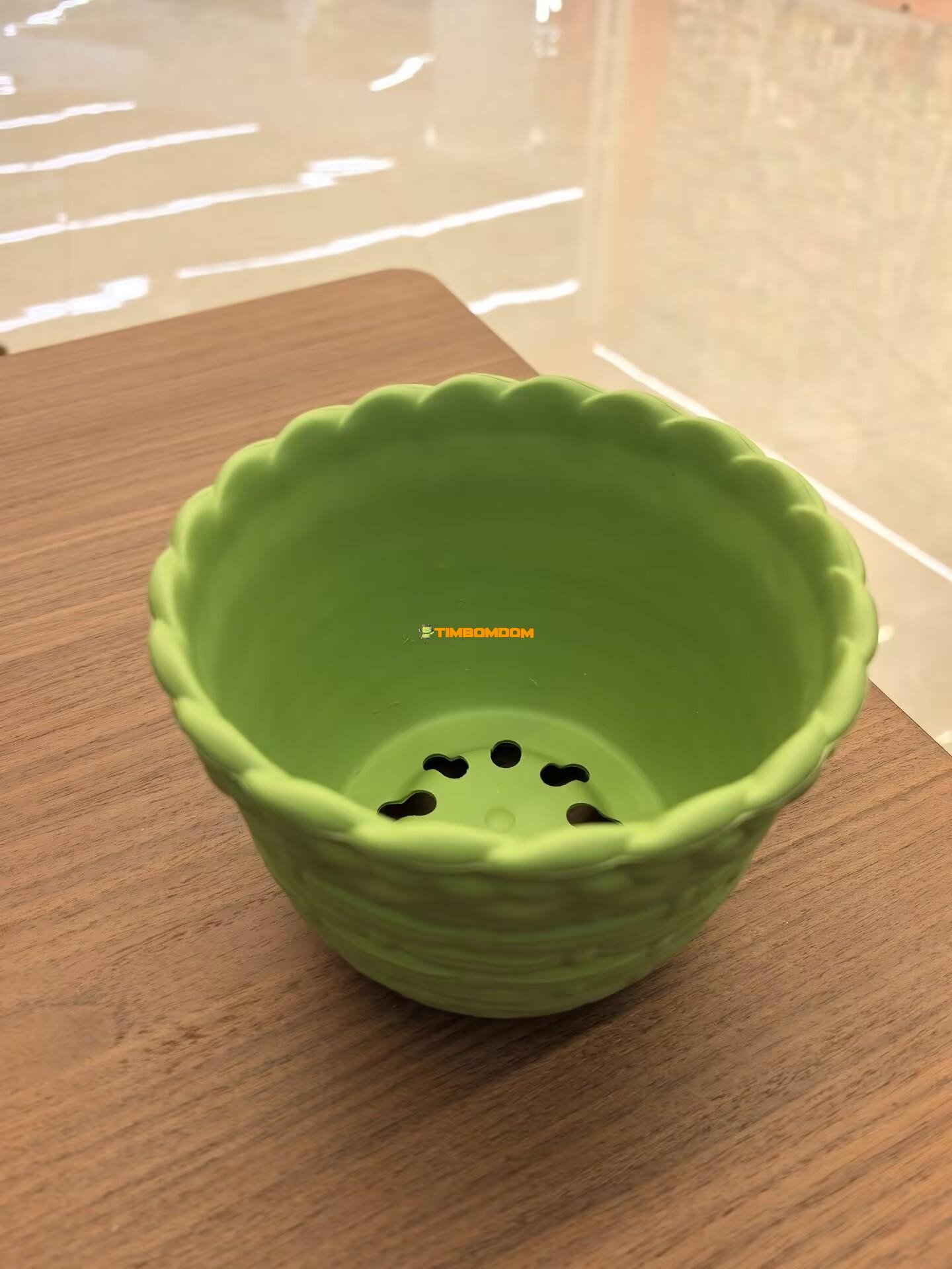Plastic Flower Pot with Patterned Rim Plastic Flower Pot with Patterned Rim