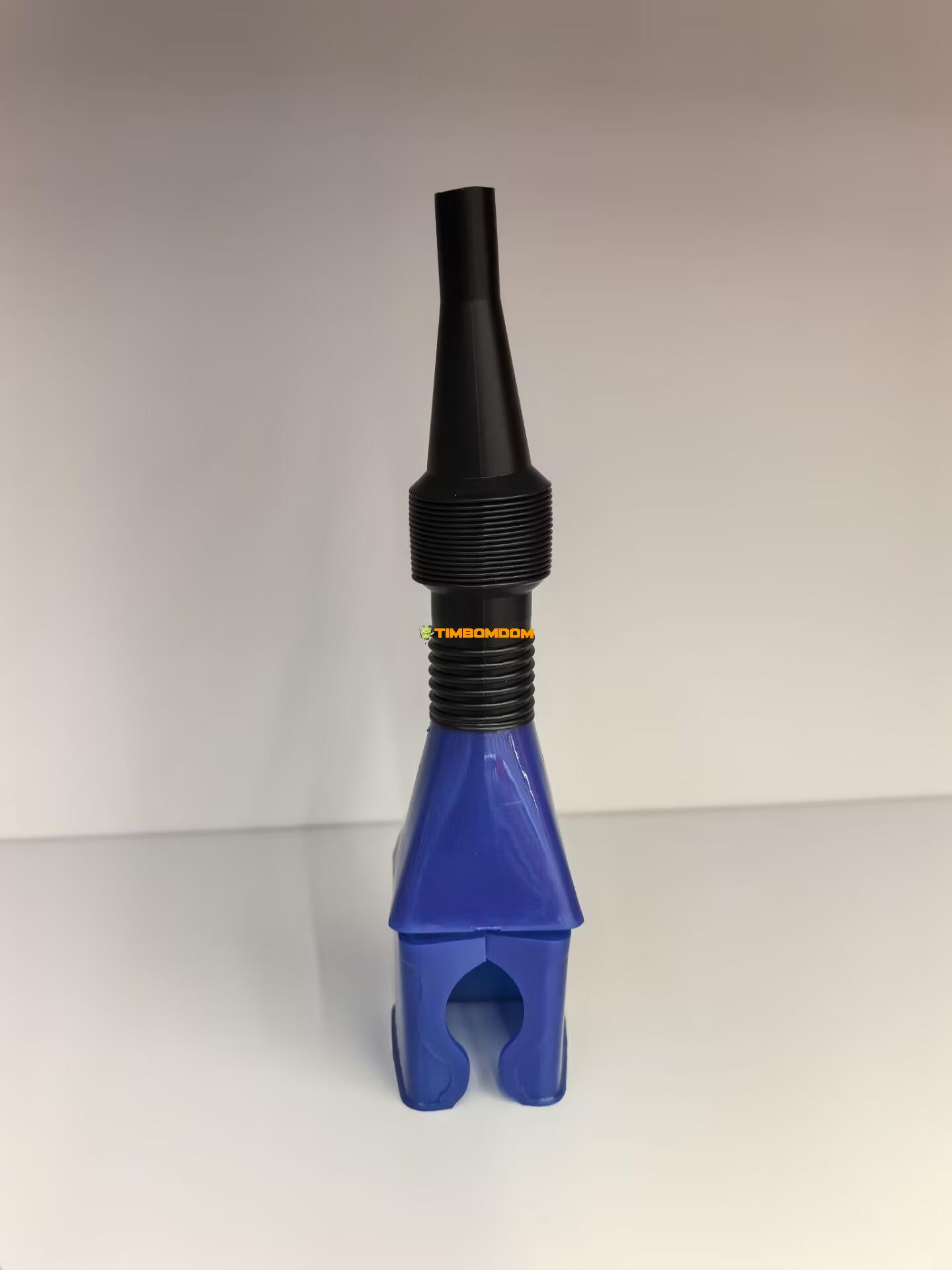 Car and motorcycle hands-free refueling funnel Car and motorcycle hands-free refueling funnel