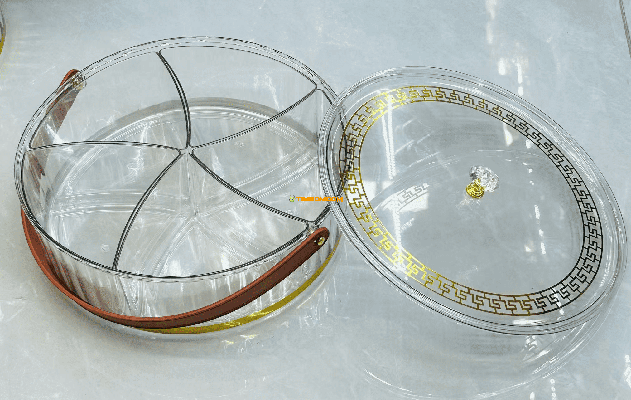 Transparent storage box with dividers and handle Transparent storage box with dividers and handle